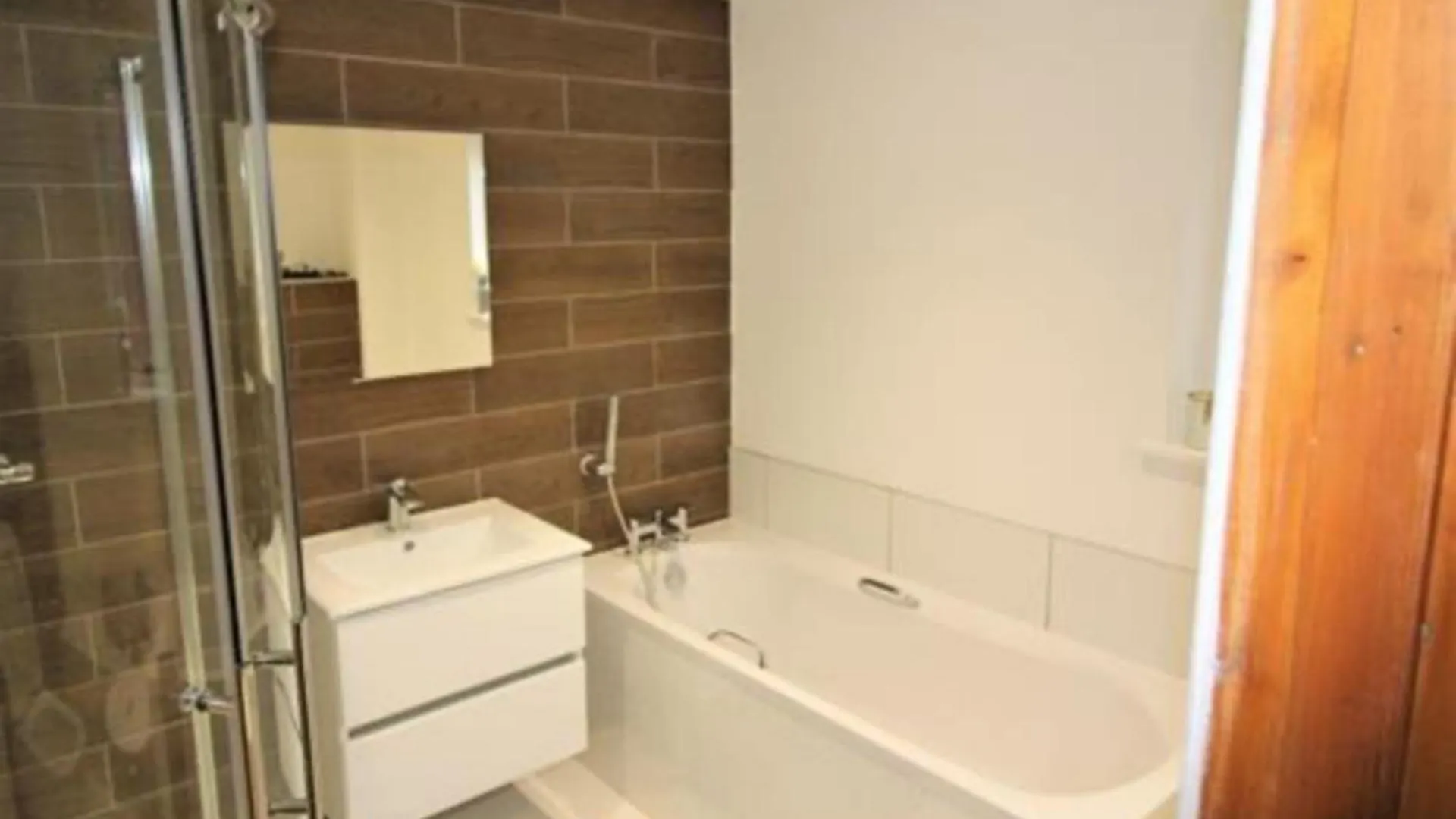 Apartment The Lodge, The Courtyard - Simple And Affordable Exeter