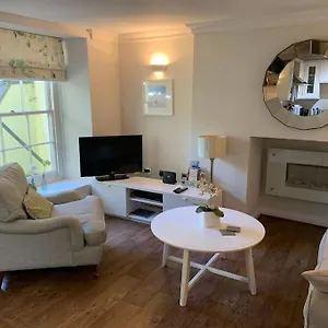 One Bed Flat Close To Centre Apartment