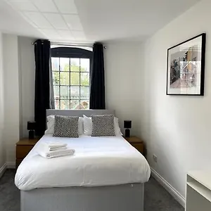 2 The Courtyard - For Business, Leisure Or Relocation Apartment