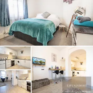 Beautiful 5 Min Walk Quay Apartment